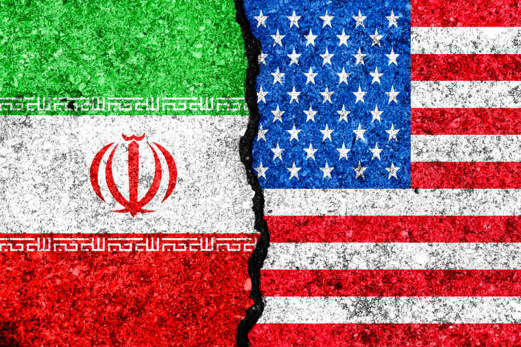 Jeweils eine halbe Flagge der USA und dem Iran nebeneinander