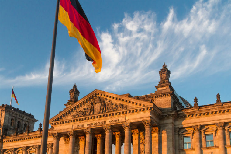 Reichstag mit Deutschlandflagge