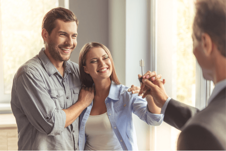 Mann und Frau beim Wohnungskauf